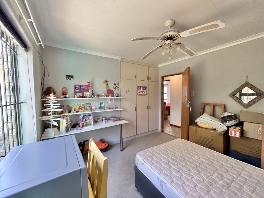 6 Bedroom Property for Sale in Wavecrest Eastern Cape